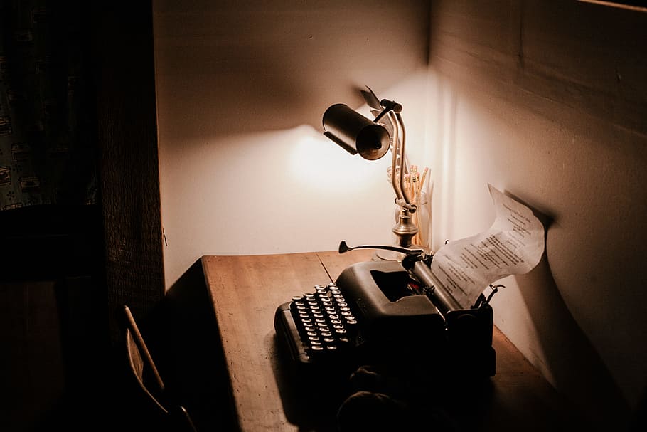 fotografia de vinyetes, al costat, llum dels banquers, taula, màquina d’escriure, marró, ombra, paper, llum, passat de moda, antiguitat, vell, estil retro, a l'interior, obsoleta, tons sepia, fosc, cadira, il·luminat, part del cos humà, mà humana, una persona, cap gent, funció de construcció de parets, material de fusta, tecnologia, seient, llum solar, equips d’il·luminació, llum elèctrica, mobles, natura morta, interior de casa, habitació domèstica, absència, naturalesa, llum - fenomen natural, 2K