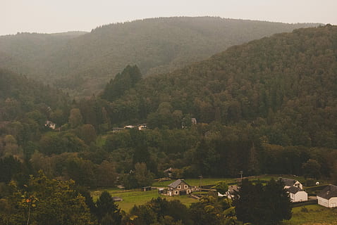 alb, gri, casă, munţi, timpul zilei, casa gri, intre, natură, peisaj, copac, deal, scenics, în aer liber, rural, peisaje, Munte, liniște, nici o persoana, frumusețe în natură, o scenă liniștită, plantă, scenice - natura, mediu inconjurator, arhitectură, teren, zi, construită, creştere, Culoarea verde, exteriorul clădirii, clădire, townscape, 4K, CC0, domeniu public, fără drepturi de autor