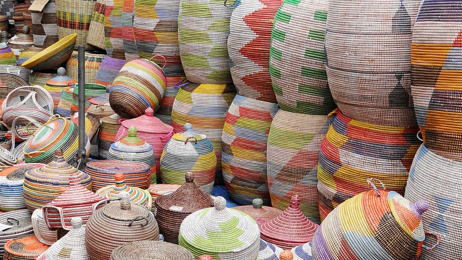cistelles, colorit, teixit, pila, cistella de vímet, artesania, contenidor, apilats, pintat, color, mercat, art, molts, venda, gran grup d'objectes, cistella, variació, multicolor, dia, a l'interior, elecció, venda al detall, abundància, art i artesania, cap gent, a la venda, barret, marc complet, Paradeta, fons, vista d’angle alt, natura morta, patró, 4K