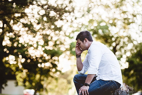 homem, pensando, pose, sentado, log de madeira, madeira, registro, homens, ao ar livre, adulto, pessoas, etnia caucasiana, machos, dia, apenas adultos, sorridente, imagem colorida, copie o espaço, estilos de vida, duas pessoas, idade humana, técnica de imagem, expressão facial, roupa casual, tipo de imagem, homens jovens, etnia, hora do dia, park - homem fez espaço, uma pessoa, árvore, um homem só, adulto médio, apenas homens, adulto jovem, focar em primeiro plano, pessoas reais, comprimento de três quartos, atividade de lazer, plantar, vista lateral, olhando, natureza, Penteado, contemplação, 5K, CC0, domínio público, royalty free