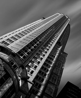 escala de grisos, arquitectònic, fotografia, edifici, vista dels ulls dels cucs, edifici de la ciutat, estructura, torre, finestres, urbà, ciutat, gratacels, arquitectura, exposició llarga, monocroma, blanc i negre, render, estructura construïda, exterior de l'edifici, alta - alta, exterior d’edifici d’oficines, oficina, vista d’angle baix, cel, modern, cap gent, dia, naturalesa, a l'aire lliure, destinacions de viatge, districte del centre de la ciutat, districte financer, 2K, CC0, domini públic, lliure de regalies