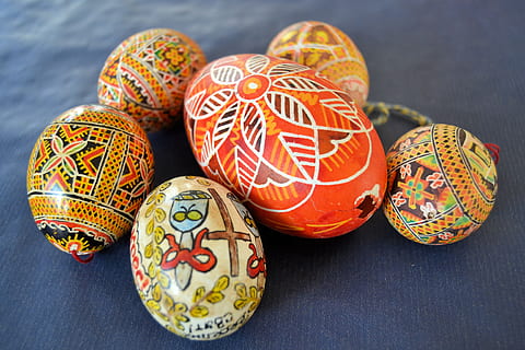 Ostern, Osterei, Deko, Hühnerei, Gänseei, Kunst, schließen, Ostereier, Dekoration, gemalt, Osterthema, Zoll, Ukraine, lviv, lvov, Kunst und Handwerk, Stillleben, Nahansicht, keine Leute, Kreativität, Muster, drinnen, mehrfarbig, Design, Fokus auf den Vordergrund, Tabelle, Gruppe von Objekten, Ei, Lebensmittel, High Angle View, Blumenmuster, aufwendig, 4K, CC0, gemeinfrei, lizenzfrei
