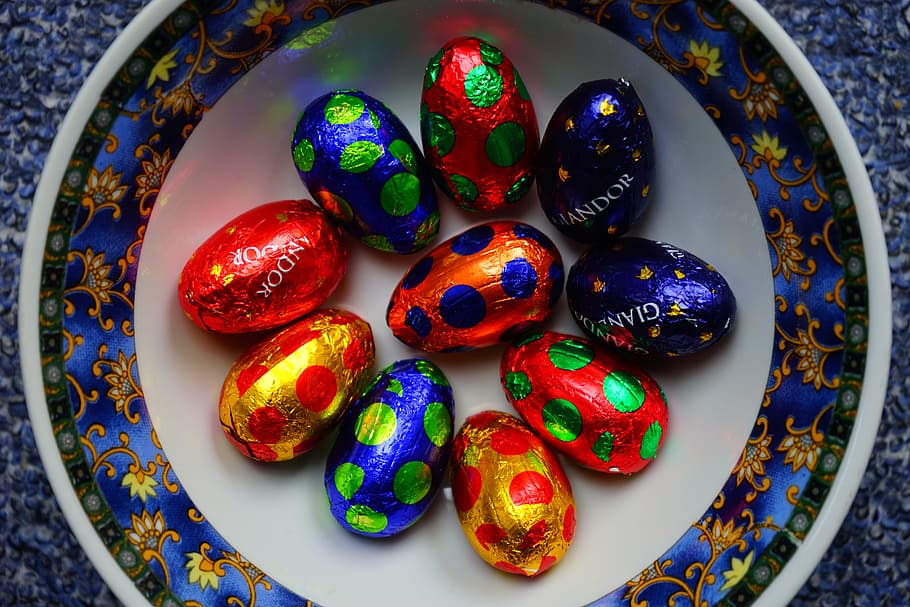 Pasqua, ous de Pasqua, colorit, color, ous de xocolata, multicolor, a l'interior, primer pla, natura morta, cap gent, taula, vista d’angle alt, elecció, patró, gran grup d'objectes, art i artesania, variació, directament a sobre, creativitat, disseny, placa, brillant, abundància, grup d'objectes, ou, motiu floral, joia preciosa, 5K