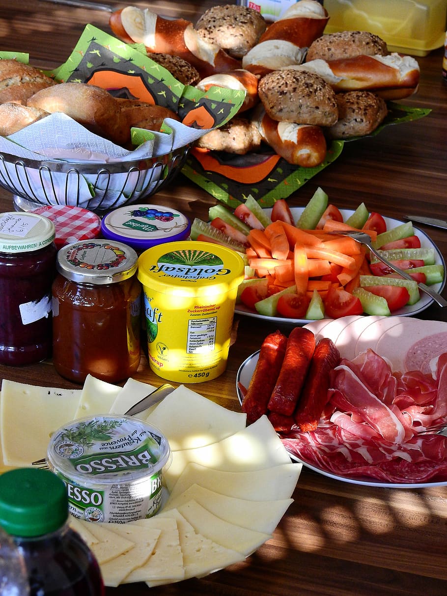 sopar, menjar, pa enrotllat, licor, bar, menjar, pa, rodar, bar de licors, nutrició, esmorzar, granera de pa, hidrats de carboni, productes al forn, abendbrot, berenar, despertar, verdures, pastanagues, tomàquet, cogombre, salsitxa, carn, pernil, formatge, producte de llet, menjar i beguda, a l'interior, cap gent, frescor, alimentació saludable, natura morta, taula, elecció, vista d’angle alt, benestar, variació, vegetals, contenidor, primer pla, gran grup d'objectes, dia, llest per menjar, fruita, 4K
