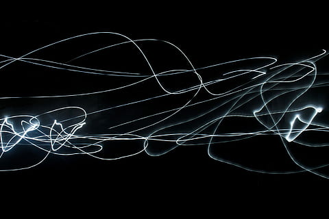 untitled, hvirvel, lys, form, nat, mørk, minimalistisk lys, minimalistisk, hvid, blå, lys maleri, abstrakt, sort baggrund, glødende, ingen mennesker, mønster, belyst, bevægelse, studio skud, lang eksponering, teknologi, kompleksitet, forbindelse, lys - naturligt fænomen, Kunst og håndværk, lys spor, bølge mønster, sløret bevægelse, elektricitet, Strømforsyning, laser, 5K, CC0, offentligt domæne, royaltyfrie