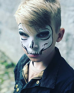 glædelig Halloween, dreng, iført, kraniet makeup, skelet, ansigtsmaling, hvid, blond, portræt, en person, fokus på forgrunden, rigtige mennesker, hovedskud, ung voksen, maling, livsstil, makeup, tæt på, fritidsaktivitet, hår, dag, rædsel, drenge, uhyggelig, unge kvinder, frisure, teenager, 2K, CC0, offentligt domæne, royaltyfrie