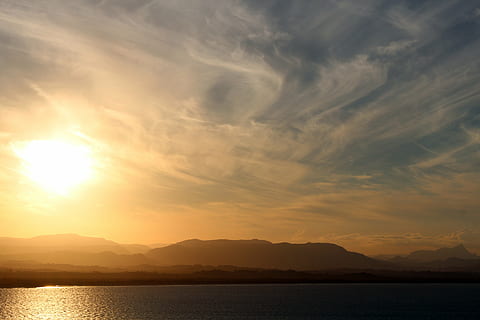 Sonnenuntergang, Aussicht, Frühlingswolken, Wolken, Wolke, Gelb, rot, golden, Meer, gebucht, Berge, Himmel, Sonne, Natur, Dämmerung, abendstimmung, Abendhimmel, Sonnenlicht, Abendsonne, Gegenlicht, romantisch, Stimmung, lichtspiel, Schönheit in der Natur, Szenen - Natur, wolke - himmel, Wasser, Berg, Ruhe, ruhige Szene, idyllisch, Gebirge, See, Ufergegend, orange Farbe, keine Leute, Nicht-städtische Szene, draußen, 5K, CC0, gemeinfrei, lizenzfrei