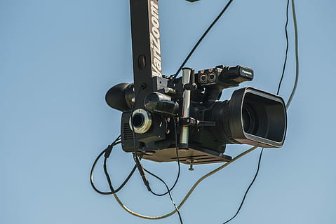 konge, tilskuer, sort, grå, kamera, tech, udstyr, himmel, antigua gfc, fotografering temaer, teknologi, kamera - fotografisk udstyr, filmindustrien, blå, kunstkultur og underholdning, meddelelse, Medierne, studio skud, fjernsynskamera, skyfri himmel, indendørs, hjemme videokamera, video, filme, film kamera, ingen mennesker, film, lydstudie, blå baggrund, elektrisk udstyr, Photo shoot, 2K, CC0, offentligt domæne, royaltyfrie