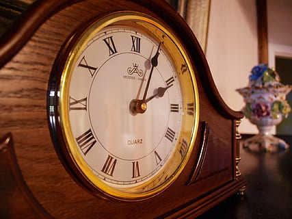 orologio, pointer, vecchi tempi, comporre, vecchio, tempo, nostalgia, passato, romano, vecchio stile, quadrante, mano minuta, numero romano, in casa, nessuno, numero, avvicinamento, strumento del tempo, lancetta dell'orologio, antico, legno - materiale, in stile retrò, concentrarsi sulle conoscenze acquisite, tavolo, cerchio, precisione, orologio da parete, accessorio personale, 1080P, CC0, dominio pubblico, privo di copyright