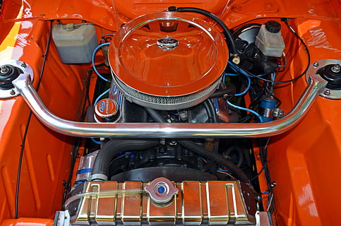 roter Motorraum, Oldtimer, Ford, Mustang, Motor-, Auto, alt, klassisch, pkw, altes Auto, Seltenheit, historisch, Transportmittel, orange Farbe, Metall, Transport, Landfahrzeug, rot, Tag, Nahansicht, Motor, Motorrad, keine Leute, Fahrzeugteil, draußen, Vollbild, High Angle View, Hintergründe, Ausrüstung, Kraftfahrzeug, Fokus auf den Vordergrund, 5K, CC0, gemeinfrei, lizenzfrei