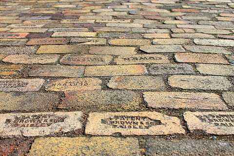 brauner Betonblock, gepflasterter Boden, Pflaster, Backstein, Text, gehen, Hintergründe, Vollbild, Muster, texturiert, Fußweg, keine Leute, High Angle View, Straße, Tag, Kopfsteinpflaster, Stein, Pflasterstein, draußen, westliche Schrift, Kommunikation, solide, stein material, Fülle, 4K, CC0, gemeinfrei, lizenzfrei