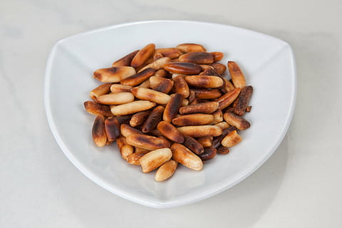 pignons de pin, rôti, pignons de pin grillés, pin, Ingrédients, cuisinier, préparation, ingrédient, aliments, Pignon de pin, Nourriture et boisson, à l'intérieur, alimentation saine, fraîcheur, bien-être, grand groupe d'objets, personne, vue grand angle, prise de vue en studio, collation, fermer, nature morte, assiette, bol, directement au-dessus, abondance, coupé, marron, table, nourriture de confort, vaisselle, 4K, CC0, domaine public, libre de droits