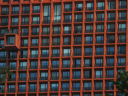 edificio de concreto marrón, ventanas, edificio, estructura, arquitectura, balcón, foto, imagen, realeza, ventana, escena urbana, exterior del edificio, estructura construida, rascacielos, apartamento, fachada, edificio de oficinas, ciudad, moderno, nadie, vista de ángulo bajo, fotograma completo, día, en una fila, oficina, modelo, al aire libre, repetición, naturaleza, Distrito residencial, edificio de oficinas exterior, antecedentes, 4K, CC0, dominio público, libre de derechos