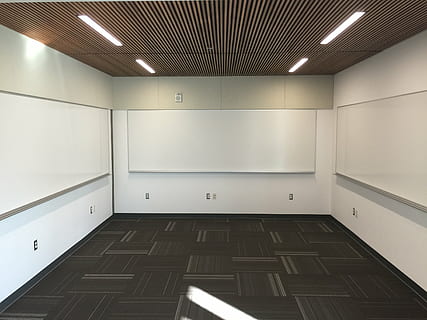 plafond, leeg, verdieping, kamer, whiteboards, binnenshuis, bevloering, verlicht, architectuur, verlichtingsapparatuur, huiskamer, modern, geen mensen, muur - bouwfunctie, ingebouwde structuur, teken, gebouw, schoon, elektrisch licht, witte kleur, interieur, afwezigheid, ontwerp, 2K, CC0, publiek domein, royaltyvrij