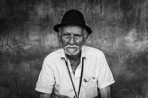 om, purtare, cămaşă, pălărie, tonuri de gri, maiou Polo, boricua, anciano, portret, perete, alb-negru, oameni, adult senior, o persoana, masculi, vechi, bărbați, oameni superiori, concepte și idei, caractere, de modă veche, privind camera, timp, procesul de îmbătrânire, stil retro, doar un om senior, doar un singur om, îmbrăcăminte, oameni adevărați, adult, Păr facial, barbă, stiluri de viață, vedere din față, capac, montare pe perete, de la talie in sus, contemplare, 4K, CC0, domeniu public, fără drepturi de autor