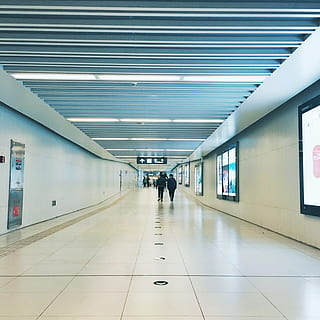 Metro, Peking, Nacht-, Korridor, Leute, Gang, Menschen, Weg, unter Tage, Tunnel, Gehen, drinnen, Männer, Erwachsene, die Architektur, Arkade, echte Menschen, Bodenbelag, Decke, gebaute Struktur, Richtung, Gebäude, der Weg nach vorn, beleuchtet, Lebensstile, zufällige Menschen, öffentliche Verkehrsmittel, Tag, Fliese, Fliesenboden, architektonische Säule, 2K, CC0, gemeinfrei, lizenzfrei