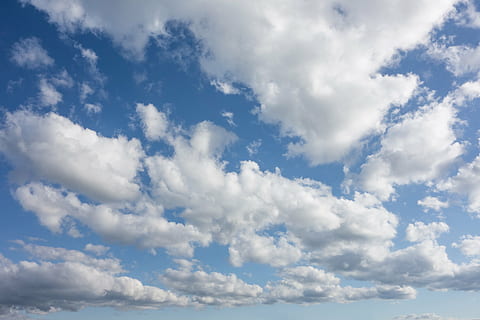 nízký úhel pohledu, kupovité mraky, mraky, nebe, cloudformace, modrý, Příroda, Jasný, světlo, mrak - nebe, krása v přírodě, scéna s oblaky, scenics - příroda, zatažený, životní prostředí, bílá barva, pozadí, atmosféra, nikdo, vítr, den, klid, krása, meteorologie, venku, čistý, klimatu, 5K, CC0, veřejná doména, bez autorských práv