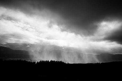 foto in scala di grigi, cielo, in scala di grigi, foto, bianco e nero, natura, nuvola - cielo, Cloudscape, tempesta, nessuno, cielo drammatico, paesaggio, buio, nuvoloso, Paesaggi, tempo metereologico, cielo lunatico, all'aperto, temporale, la tranquillità, bellezza nella natura, scena tranquilla, scenics - natura, ambiente, silhouette, montagna, scena non urbana, albero, a distanza, idilliaco, terra, 4K, CC0, dominio pubblico, privo di copyright