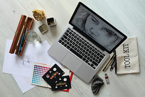 Macbook Pro, Arbeitsplatz, Computer, kreativ, Grafik, Handy, Mobiltelefon, MacBook, Monitor, elektronisch, Digital, Arbeit, Grafikdesign, Bleistiftzeichnung, Technologie, Laptop, Internet, Schreibtisch, Am Computer arbeiten, korporativ, modern, Professionel, Bildschirm, Design, Ausrüstung, Apfel, kabellose Technologie, High Angle View, keine Leute, weißer Hintergrund, Computer Tastatur, Tag, drinnen, Tabelle, Kommunikation, Verbindung, Stillleben, Möbel, direkt darüber, Kamera - Fotoausrüstung, tragbares Informationsgerät, große gruppe von gegenständen, Kreativität, Variation, Wahl, 5K, CC0, gemeinfrei, lizenzfrei