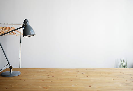 grau, Lampe mit ausgeglichenem Arm, braun, hölzern, Tabelle, Tischlampe, drinnen, Lichtanlage, Bodenbelag, kopieren sie platz, Technologie, Parkettboden, elektrische Lampe, Wandbau - Funktion, keine Leute, Holz, Abwesenheit, Schreibtischlampe, Elektrizität, Wohngebäude, elektrisches Licht, Kabel, Holz - Material, Schreibtisch, Licht, schwarze Farbe, Bühne, 5K, CC0, gemeinfrei, lizenzfrei