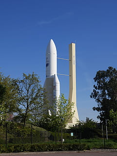 bianca, beige, statua dello space shuttle, razzo, spazio, sfondo, modello, tecnologia, cielo, architettura, blu, Torre, albero, cielo sereno, giorno, nessuno, pianta, struttura costruita, esterno dell'edificio, natura, Inquadratura dal basso, serbatoio di stoccaggio, all'aperto, luce del sole, crescita, industria, ambiente, fabbrica, alto - alto, Torre di raffreddamento, 4K, CC0, dominio pubblico, privo di copyright