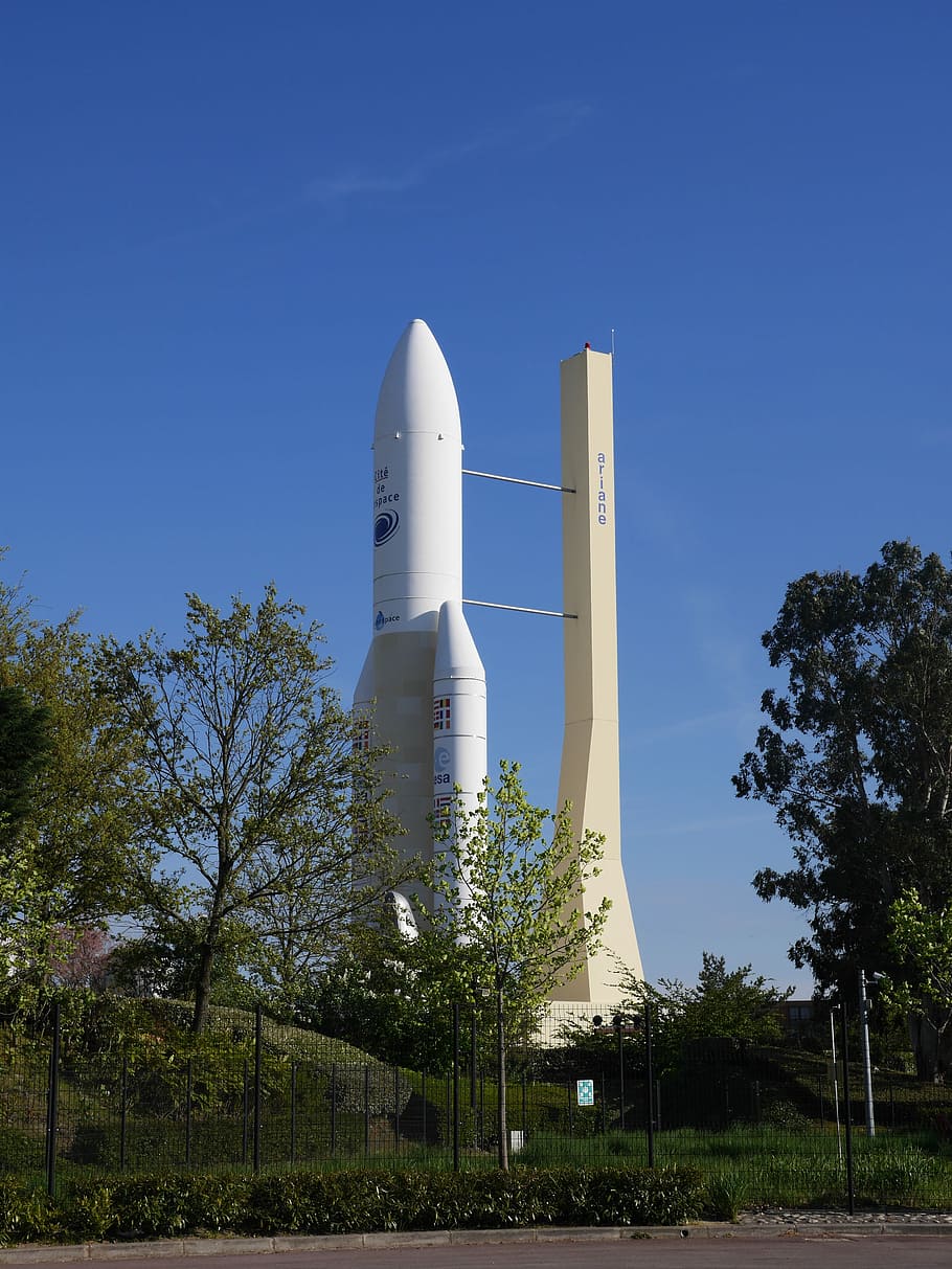 bianca, beige, statua dello space shuttle, razzo, spazio, sfondo, modello, tecnologia, cielo, architettura, blu, Torre, albero, cielo sereno, giorno, nessuno, pianta, struttura costruita, esterno dell'edificio, natura, Inquadratura dal basso, serbatoio di stoccaggio, all'aperto, luce del sole, crescita, industria, ambiente, fabbrica, alto - alto, Torre di raffreddamento, 4K