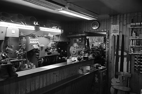 rzemiosło, człowiek, szewc, Hamburg, buty, bar - drink drink, wewnątrz, restauracja, lada barowa, oświetlony, kawiarnia, biznes, sklep, półka, żadnych ludzi, zbudowana struktura, sprzęt oświetleniowy, architektura, duża grupa obiektów, sprzedaż, zakupy, pojemnik, mały biznes, noc, jedzenie i picie, sufit, 5K, CC0, domena publiczna, darmowe zdjęcia