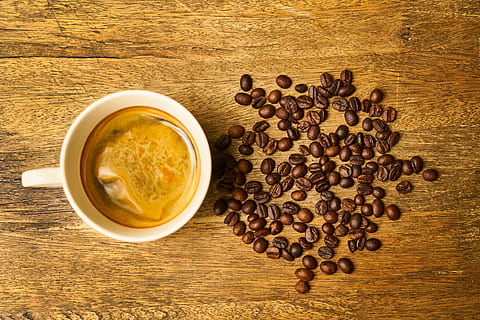 Kaffee, Koffein, Makro, Foto, Essen Foto, Hintergrund, Küche, braun, Lebensmittel, Holz, Ernährung, Espresso, Fotografie, Cappuccino, guten Morgen, aufwachen, Morgen, Getränk, Latté, Ader, Tabelle, Samen, Kolumbien, frisch, duftend, Tasse, Glas, Cafe, Frühstück, Produktfoto, Nahansicht, Detail, Holzfaserplatten, gesunder Lebensstil, Restaurant, Kaffee trinken, Bohne, Hitze - Temperatur, Holz - Material, geröstet, Kaffeetasse, schwarze Farbe, Kaffeebohne, Frische, Hintergründe, dunkel, Essen und Trinken, Erfrischung, direkt darüber, Stillleben, drinnen, High Angle View, Becher, geröstete Kaffeebohne, keine Leute, alkoholfreies Getränk, 5K, CC0, gemeinfrei, lizenzfrei