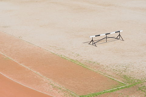 zwart, wit, horde, het dossier, bar, bruin, ovaal, spoor, lopend, minimaal, sport-, oefening, springen, atleet, marathonloop, atletisch, rennen, opleiding, sport, sport kamp, eindlijn, minimalisme, hindernis, geen mensen, afwezigheid, hoge hoekmening, natuur, land-, dag, buitenshuis, architectuur, kalmte, leeg, water, luchtfoto, wedstrijd, rechtbank, zonnig, milieu, schaduw, 2K, CC0, publiek domein, royaltyvrij