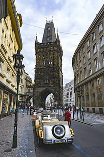 uomo, in piedi, accanto, Vintage ▾, auto, parcheggiata, strada, convertibile, veicolo, davanti, calcestruzzo, costruzione, Torre, arco, vecchio, architettura, struttura costruita, esterno dell'edificio, città, cielo, persone accessorie, natura, nuvola - cielo, giorno, mezzi di trasporto, modo di trasporto, viaggio, religione, destinazioni di viaggio, storia, all'aperto, 5K, CC0, dominio pubblico, privo di copyright