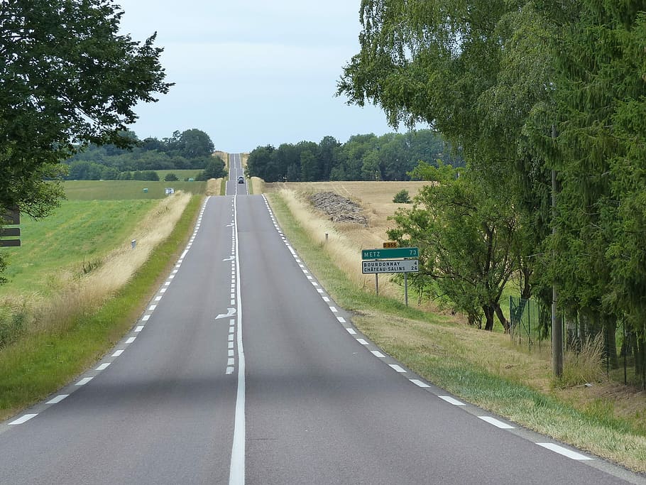 yol, perspektif, sonsuz, ileriye giden yol, taşımacılık, ağaç, azalan perspektif, karayolu, bitki, yön, sembol, ulaşım modu, yol işaretleme, işaret, kara taşıtı, işaretleme, insansız, doğa, gün, gökyüzü, yeşil renk, büyüme, taşra yolu, açık havada, ayırma çizgisi, 1080P