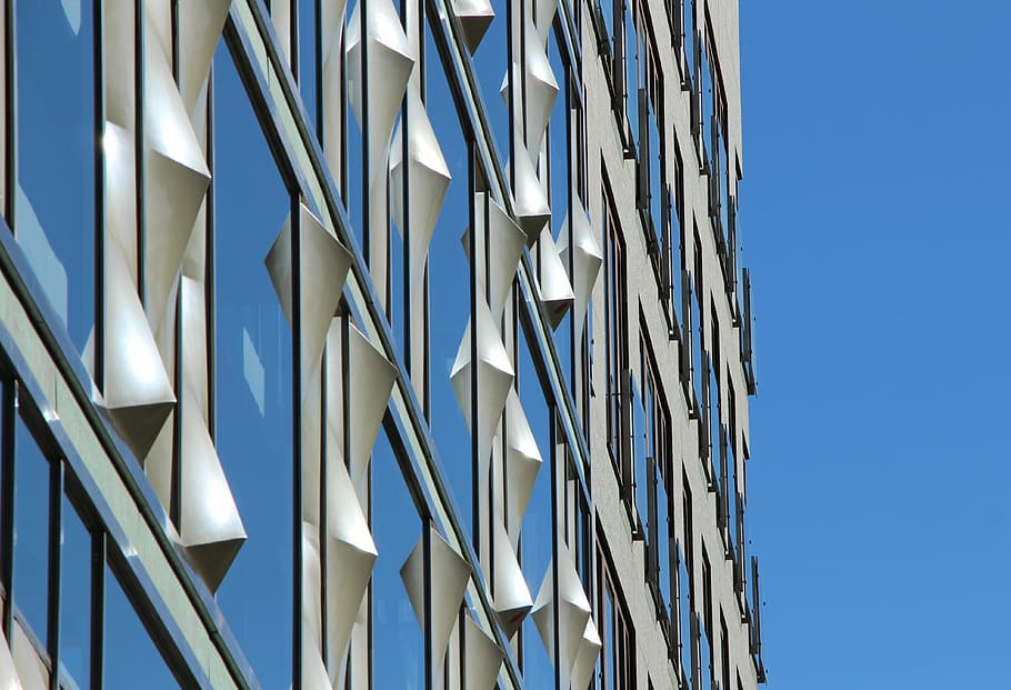 fotografia ad angolo basso, costruzione di facciate continue, blu, cielo, giorno, Senza titolo, finestra, architettura, facciata, bianca, costruzione, vetro, prospettiva, cielo sereno, Inquadratura dal basso, struttura costruita, nessuno, esterno dell'edificio, natura, vetro - materiale, luce del sole, modello, all'aperto, moderno, riflessione, soleggiato, metallo, 4K