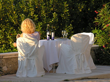 vin, forventninger, aftensmad, bagfra, plante, rigtige mennesker, natur, dag, livsstil, træ, sidder, fritidsaktivitet, sæde, bord, mad og drikke, glas, Kvinder, mennesker, flaske, alkohol, udendørs, stol, 2K, CC0, offentligt domæne, royaltyfrie