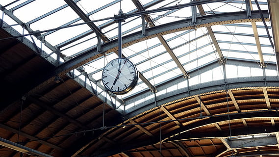 architettura, soffitto, orologio, luce del giorno, bicchiere, in casa, colpo basso angolo, prospettiva, tetto, acciaio, tempo, urbano, struttura costruita, Inquadratura dal basso, nessuno, giorno, stazione ferroviaria, mezzi di trasporto, metallo, lucernario, strumento del tempo, mano minuta, quadrante, modello, romano, sospeso, orologio da parete, architrave, 5K, CC0, dominio pubblico, privo di copyright