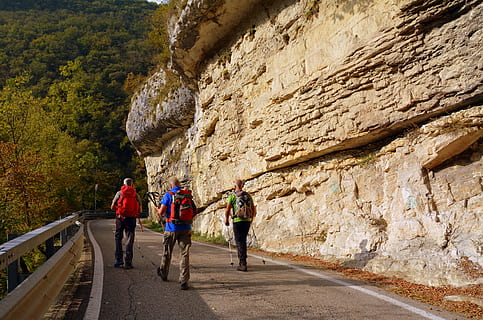 escursione, camminare, strada, asfalto, roccia, pietra, escursioni a piedi, il trekking, zaino, il percorso europeo, e5, Lessinia, pista, montagna, Italia, gruppo di persone, persone reali, donne, attività di svago, a piedi, uomini, lunghezza intera, stili di vita, adulto, giorno, natura, architettura, persone, retrovisore, solido, roccia - oggetto, formazione rocciosa, viaggio, all'aperto, 5K, CC0, dominio pubblico, privo di copyright