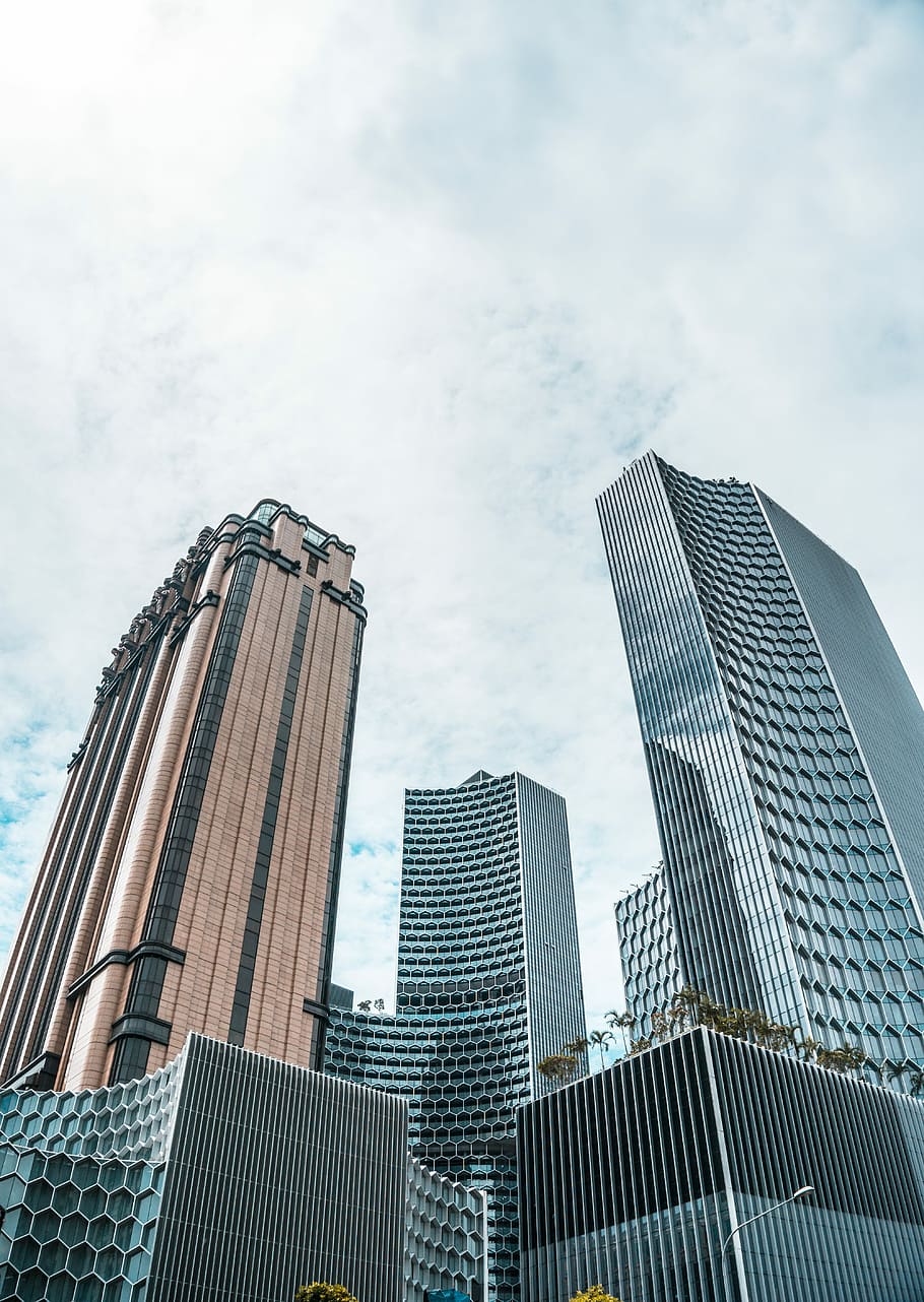 und Ansichten des Gebäudes, Stadtbild, Wolkenkratzer, die Architektur, Gebäudekomplex, Fassade, Gebäudehülle, gebaute Struktur, Himmel, Gebäude, große Höhe, Bürogebäude außen, Stadt, Flachwinkelansicht, wolke - himmel, modern, Büro, keine Leute, Turm, Tag, Natur, draußen, Reiseziele, Finanzviertel, 5K