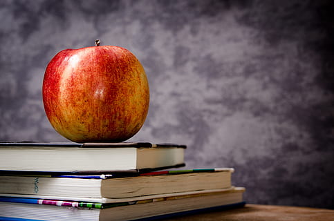 rouge, Pomme, Haut, Trois, livres, éducation, école, connaissance, pommes, livre, publication, pomme - fruit, alimentation saine, fruit, empiler, apprentissage, Nourriture et boisson, aliments, personne, à l'intérieur, table, bureau, bien-être, cahier de texte, espace de copie, livre à couverture rigide, 4K