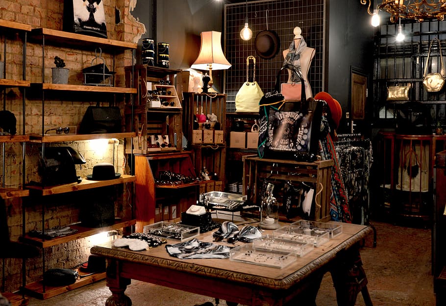 assortit, articles, botiga, tipus assortit, joieries, quadrat, marró, fusta, taula, al costat, prestatge, interior, pantalla, vintage, accessori, habitació, llum, decoració, cadira, luxe, estil de vida, mobles, a l'interior, equips d’il·luminació, il·luminat, negocis, gran grup d'objectes, llum elèctrica, negoci petit, cap gent, antiguitat, art i artesania, artesania, venda al detall, elecció, abundància, taller, arranjament, variació, 5K