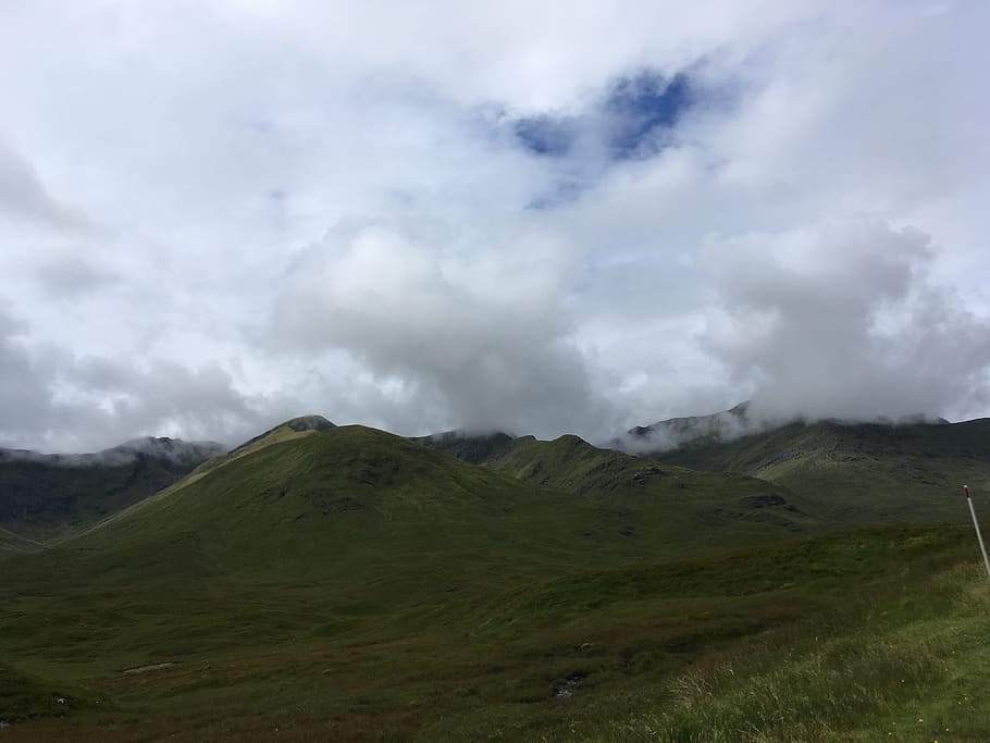 Escòcia, terres altes, bellesa, núvol - cel, escenics - natura, muntanya, cel, medi ambient, bellesa a la natura, escena tranquil·la, paisatge, escena no urbana, tranquil·litat, cap gent, terra, dia, herba, naturalesa, color verd, Serra, remot, planta, a l'aire lliure, paisatge rodant, 4K