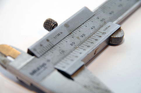 gråskala-tykkelse, verktøy, teknikk, vernier tykkelse, ingen folk, nærbilde, innendørs, nøyaktighet, måleinstrument, hvit bakgrunn, studio skudd, Hersker, Nummer, stilleben, utstyr, enkelt objekt, selektiv fokusering, høy vinkel visning, bord, musikk, arbeidsverktøy, kommunikasjon, menneskeskapte, kontor, liten gruppe gjenstander, 4K, CC0, offentlig domene, opphavsrett gratis