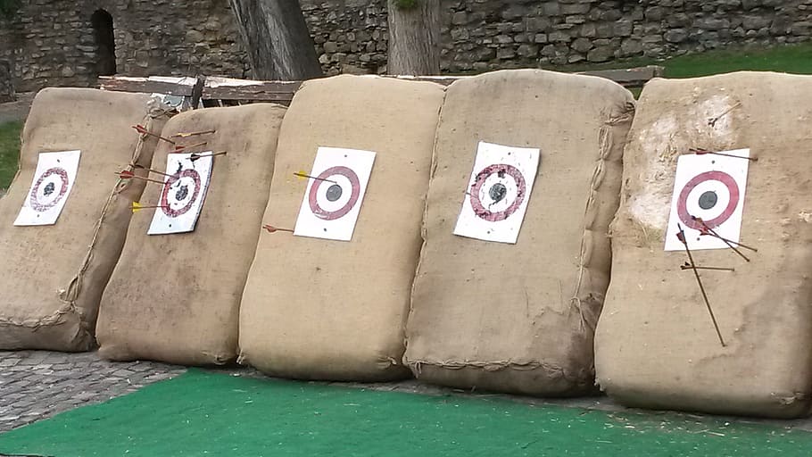 frecce al bersaglio, obiettivi, dischi di destinazione, senza fallire, mezzo, occhio di bue, freccia, bersaglio, arco e freccia, tiro con l'arco, numero, nessuno, comunicazione, giorno, testo, caratteristica della parete, cartello, architettura, all'aperto, gruppo di oggetti, natura, informazione, sceneggiatura occidentale, struttura costruita, di fila, parete, segno di informazione, fianco a fianco, calcestruzzo, 1080P