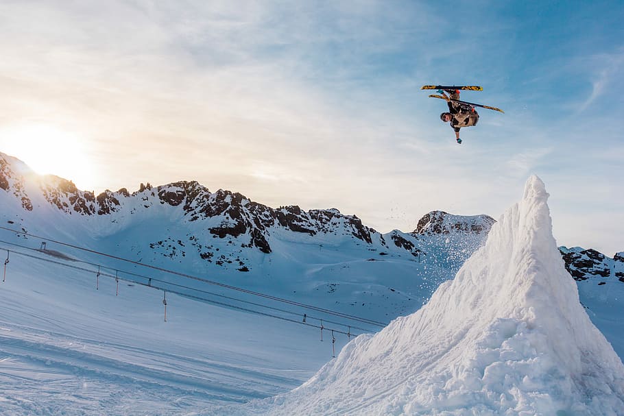 sne skibespiller ramping, isbjerget, mand, spille, ski blad, sne, skiløber, stå på ski, hoppe, spore, bjerg, sport, kold temperatur, vinter, ekstrem sport, Midt i luften, vintersport, opstemthed, himmel, glæde, en person, eventyr, vitalitet, fritidsaktivitet, snowboarding, bevægelse, stunt, bjergkæde, frihed, lemmer, dygtighed, menneskelige arm, udendørs, menneskelig lem, 5K