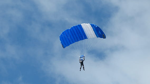 paraşuta, paraşutist, cer, pluti, a zbura, albastru alb, paraşutism, nori, parapantă, zbor, sportiv, sporturi extreme, la mijlocul-aer, aventură, persoană nerecunoscută, Activitatea de agrement, nor - cer, vedere unghiulară joasă, transport, o persoana, libertate, stiluri de viață, oameni adevărați, bucurie, zi, în aer liber, activități sportive, parasailing, 4K, CC0, domeniu public, fără drepturi de autor