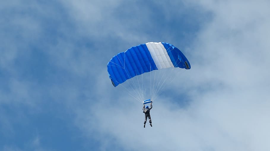 paraşuta, paraşutist, cer, pluti, a zbura, albastru alb, paraşutism, nori, parapantă, zbor, sportiv, sporturi extreme, la mijlocul-aer, aventură, persoană nerecunoscută, Activitatea de agrement, nor - cer, vedere unghiulară joasă, transport, o persoana, libertate, stiluri de viață, oameni adevărați, bucurie, zi, în aer liber, activități sportive, parasailing, 4K