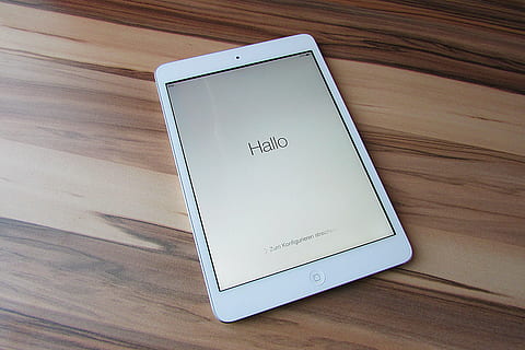 Weiß, ipad, braun, Parkettboden, ebook, Ipad Mini, Apfel, Tablette, Computer, ereader, Technologie, Holz - Material, Berührungsempfindlicher Bildschirm, Tabelle, digitale Tablette, Kommunikation, Verbindung, kabellose Technologie, drinnen, High Angle View, keine Leute, Stillleben, Bildschirm, tragbares Informationsgerät, Bildung, Smartphone, einzelnes Objekt, Einfachheit, Tag, Mobiltelefon, 4K, CC0, gemeinfrei, lizenzfrei