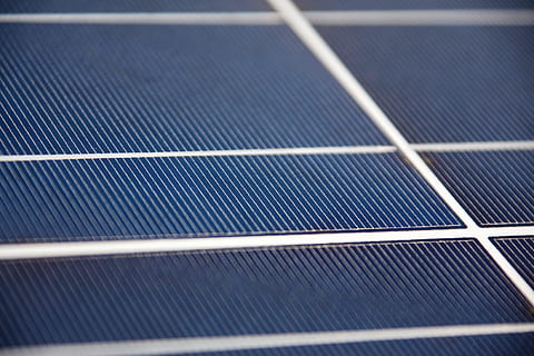 bianca, nero, solare, pannello, alternativa, sfondo, cellula, blu, pulito, dettaglio, eco, ecologia, elettricità, energia, ambiente, generazione, moderno, modello, fotovoltaico, tecnologia, struttura, energia solare, pannello solare, conservazione dell'ambiente, energia alternativa, combustibile e produzione di energia, energia rinnovabile, fotogramma intero, sfondi, nessuno, equipaggiamento solare, avvicinamento, giorno, centrale elettrica solare, all'aperto, risorse sostenibili, strutturato, Alimentazione elettrica, 4K, CC0, dominio pubblico, privo di copyright
