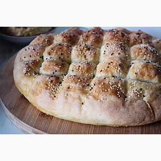 Brot, Fladenbrot, Türkisch, Lebensmittel, traditionell, gebacken, Essen, Kochen, Backen, rustikal, Frische, Essen und Trinken, Stillleben, drinnen, Nahansicht, Schneidbrett, keine Leute, fertig für den Verzehr, Tabelle, gesundes Essen, Wohlbefinden, Teller, High Angle View, Transferdruck, Holz - Material, Serviergröße, Autopostproduktionsfilter, Fokus auf den Vordergrund, 1080P, CC0, gemeinfrei, lizenzfrei