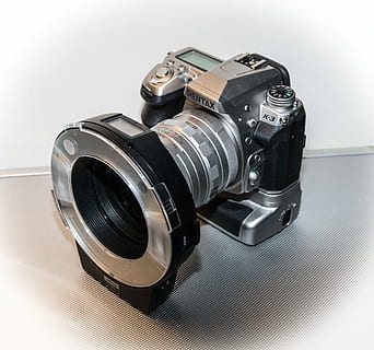 pentaks, aparat cyfrowy, aparat fotograficzny, błysk pierścieniowy, obiektyw, otwór, Powiększenie, sprzęt fotograficzny, tematy fotograficzne, technologia, aparat fotograficzny - sprzęt fotograficzny, obiektyw - instrument optyczny, wewnątrz, zbliżenie, martwa natura, żadnych ludzi, stół, w stylu retro, wysoki kąt widzenia, czarny kolor, nowoczesny, metal, sprzęt, pojedynczy obiekt, w kolorze srebrnym, slr camera, 2K, CC0, domena publiczna, darmowe zdjęcia