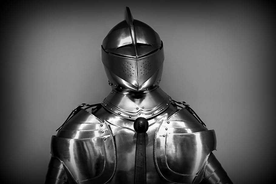 armadura de cavaller, armadura, arma, medieval, cavaller, militar, poder, metall, antiguitat, soldat, històric, lluitador, acer, guerrer, guerra, antic, metàl·lic, força, persona, ferro, fort, masculí, pesat, gent, tir de l'estudi, adult, casc, retrat, només adults, una persona, adult jove, primer pla, a l'interior, seguretat, protecció, persona irreconeixible, part del cos humà, barreteria, arquitectura, el passat, història, vinyeta, part del cos, representació humana, roba de treball protectora, vestit d’armadura, cara oculta, 5K