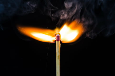 combustão, fogo, partida, chama, leve, queimar, calor, inflamável, fogo - fenômeno natural, ardente, palito de fósforo, calor - temperatura, cor preta, inflamando, movimento, fechar-se, natureza, fumaça - estrutura física, movimento borrado, ninguém, tiro do estúdio, fósforo - equipamento de iluminação, cor laranja, fundo preto, dentro de casa, sinal de aviso, brilhando, madeira - material, 4K, CC0, domínio público, royalty free